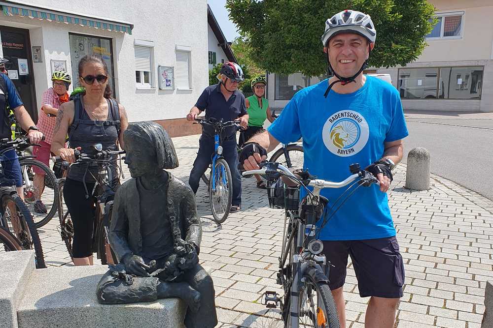 GOL Marktrat Stöckeler mit Rad am Brunnen vor dem Rathaus Nandlstadt